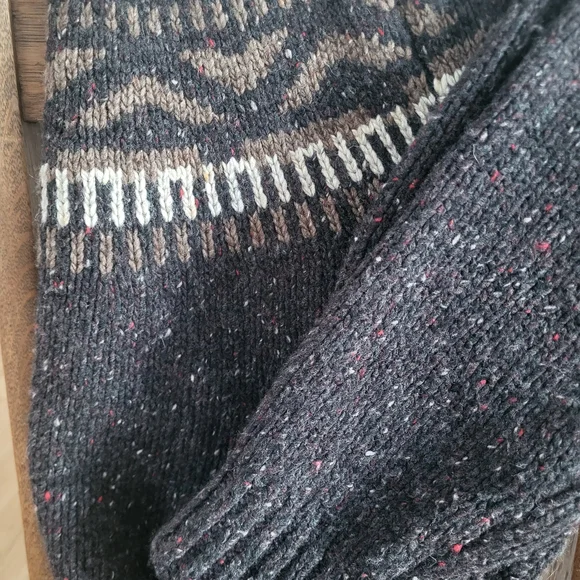 Elegant Brown Patterned Turtleneck Sweater - Picture 5 of 6